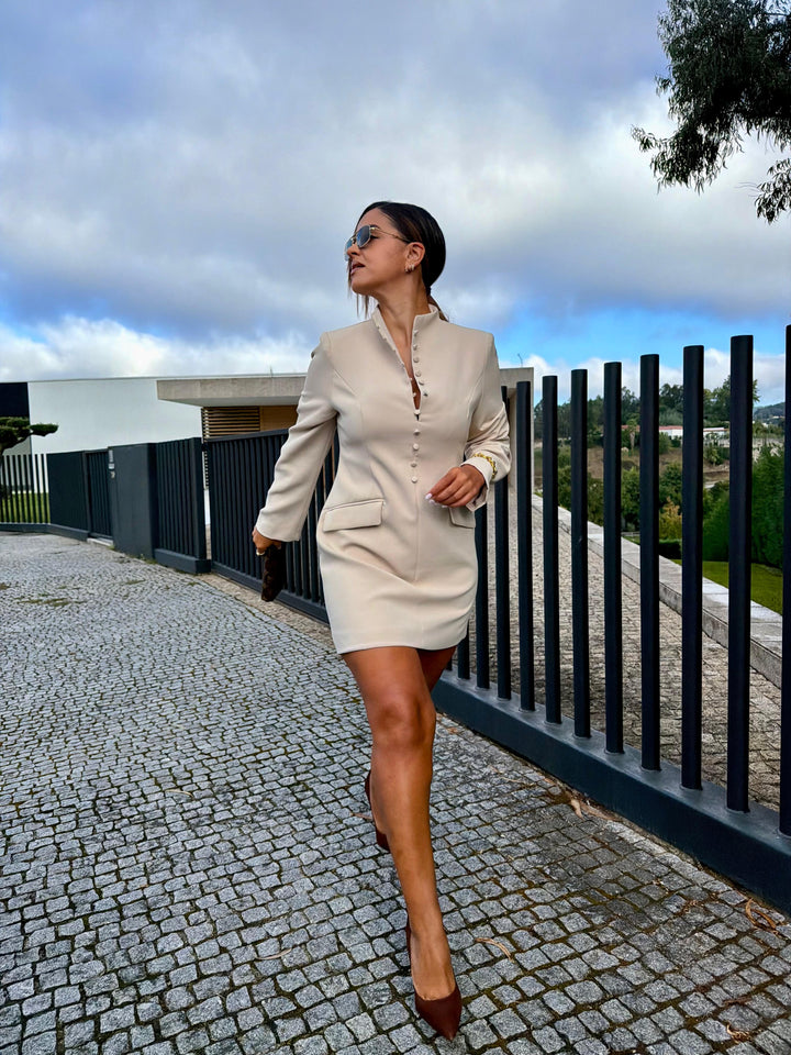 VESTIDO BEGE COM BOTÕES FORRADOS PONTO CHIC