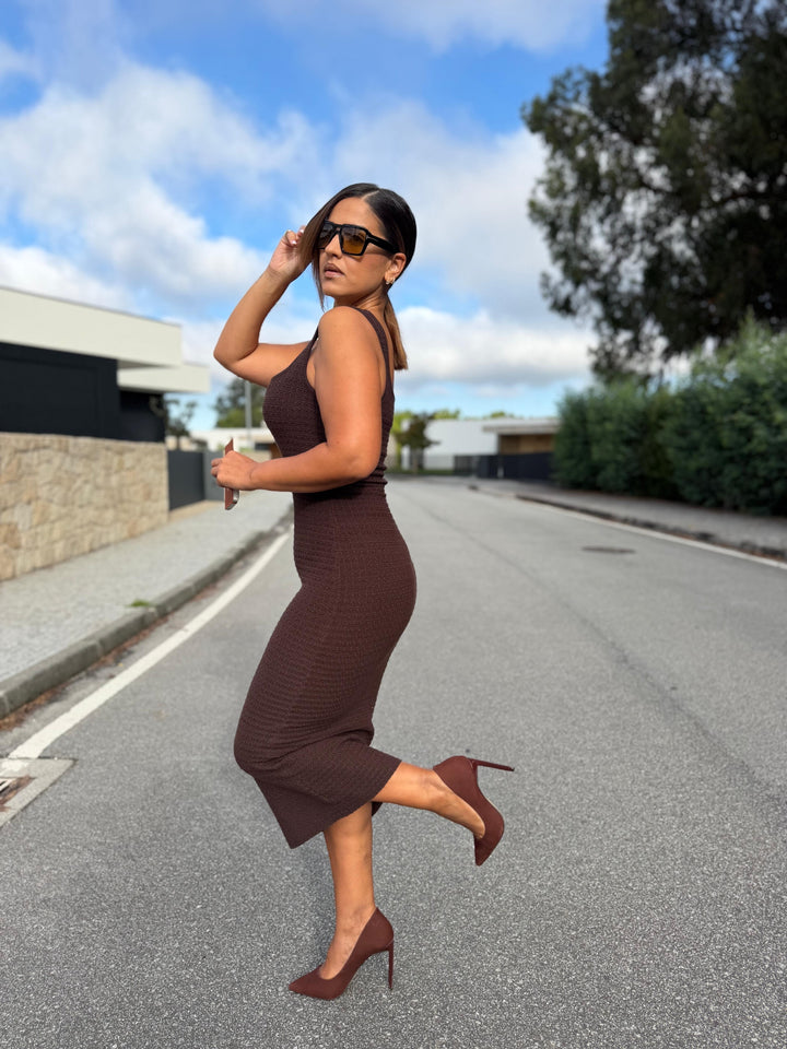 VESTIDO CASTANHO MIDI EM MALHA TEXTURADA PONTO CHIC