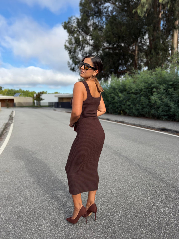 VESTIDO CASTANHO MIDI EM MALHA TEXTURADA PONTO CHIC