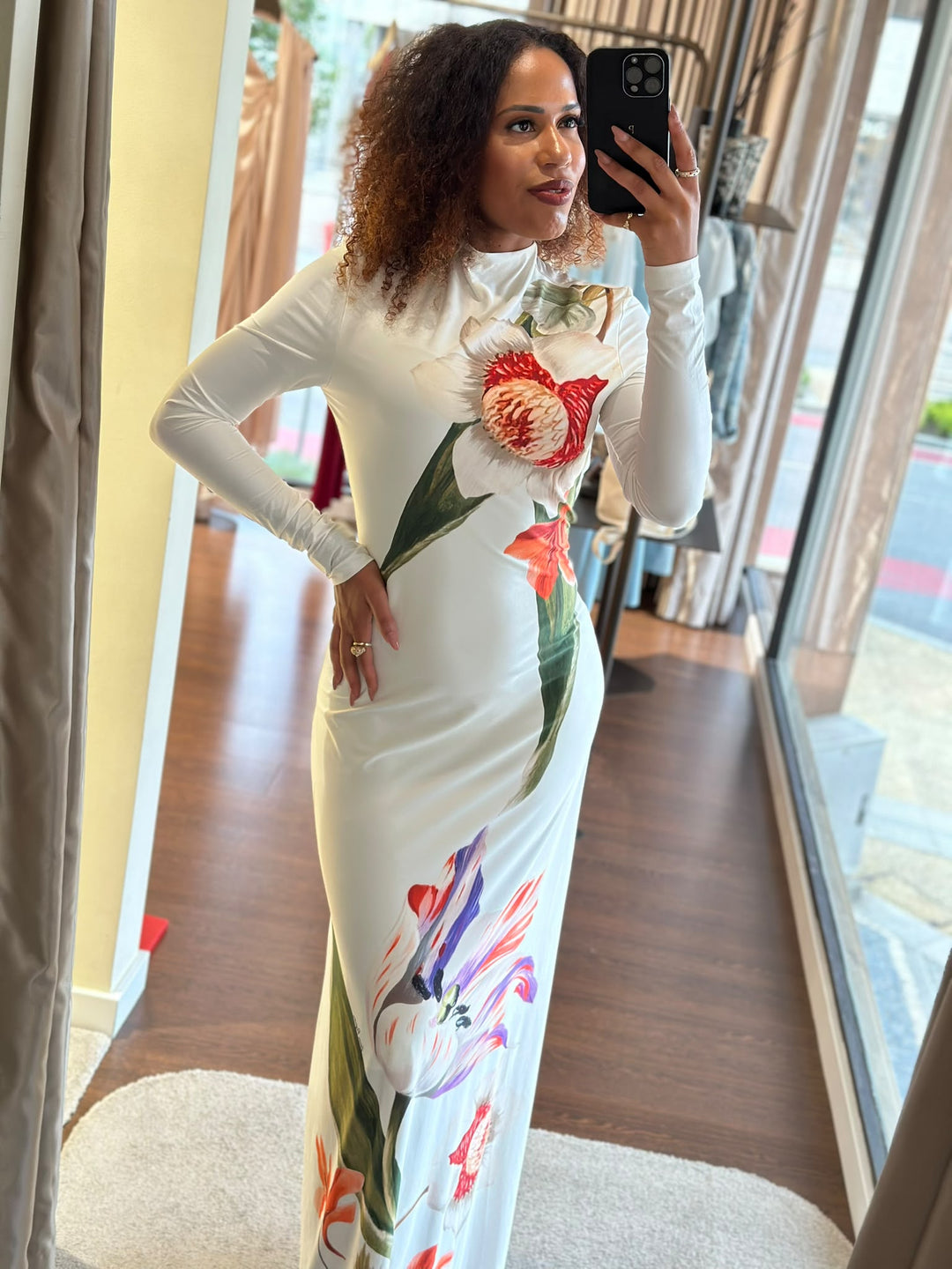 VESTIDO COMPRIDO BRANCO COM ESTAMPADO FLORAL LANÇA PERFUME