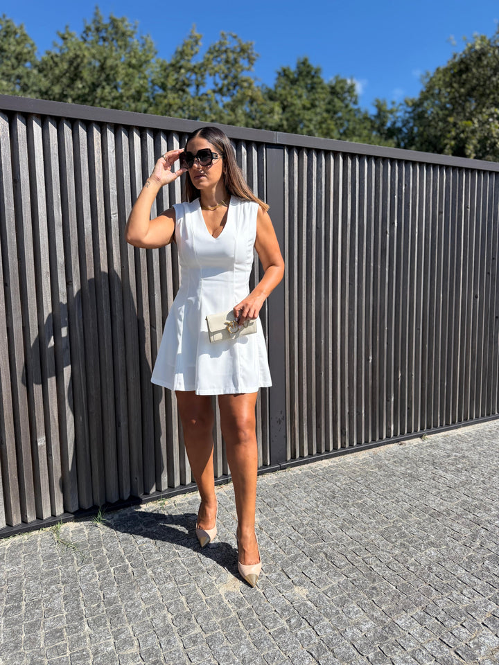 VESTIDO BRANCO CURTO COM DECOTE EM V PONTO CHIC