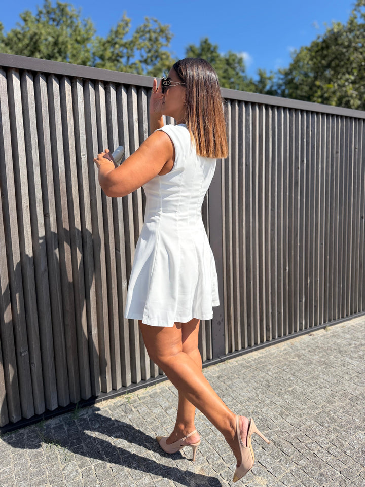 VESTIDO BRANCO CURTO COM DECOTE EM V PONTO CHIC