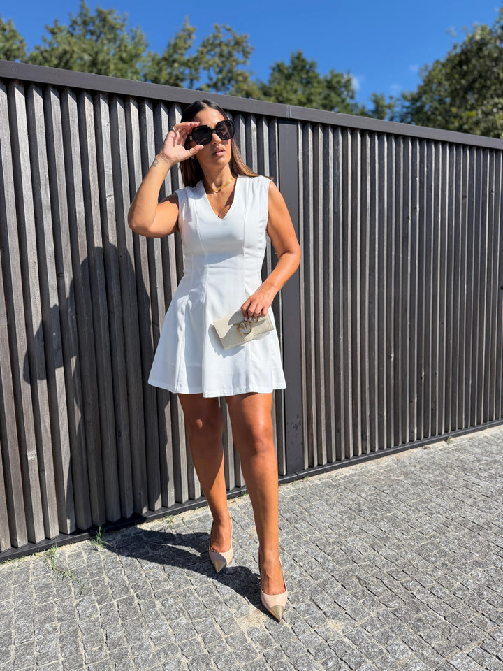 VESTIDO BRANCO CURTO COM DECOTE EM V PONTO CHIC