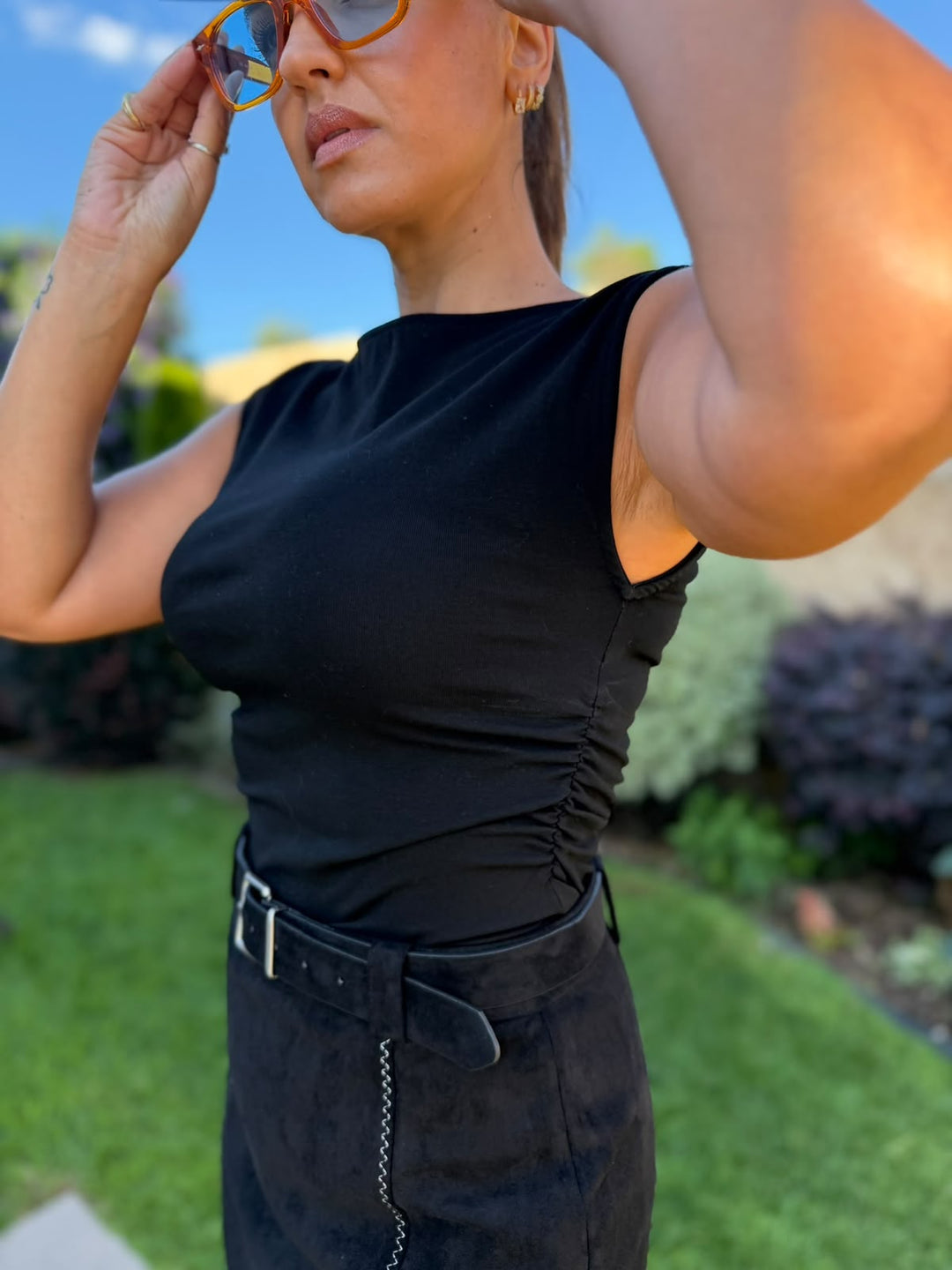 TOP PRETO DRAPEADO LATERAL PONTO CHIC