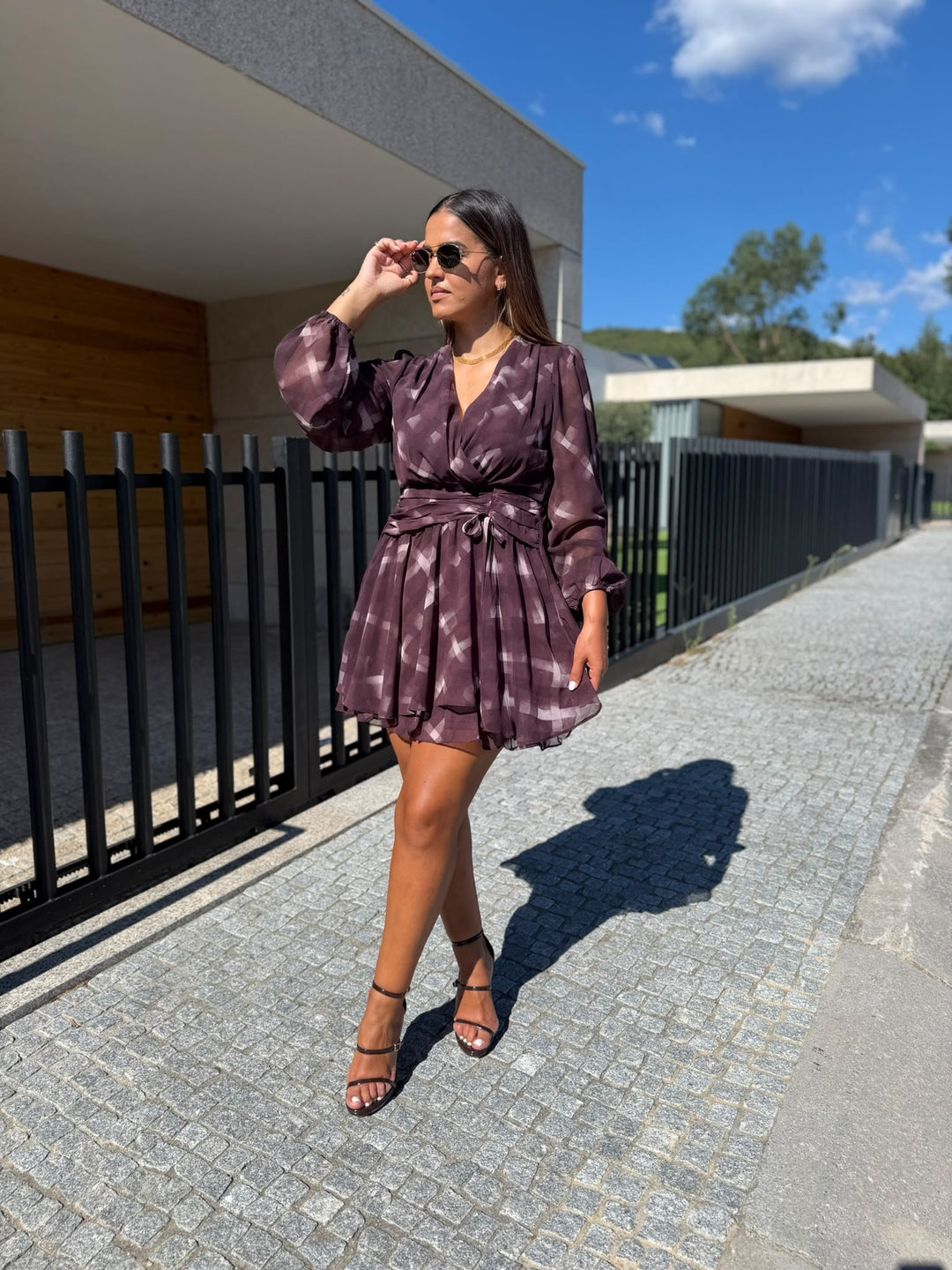 VESTIDO CASTANHO ESTAMPADO COM DRAPEADO NA CINTURA PONTO CHIC