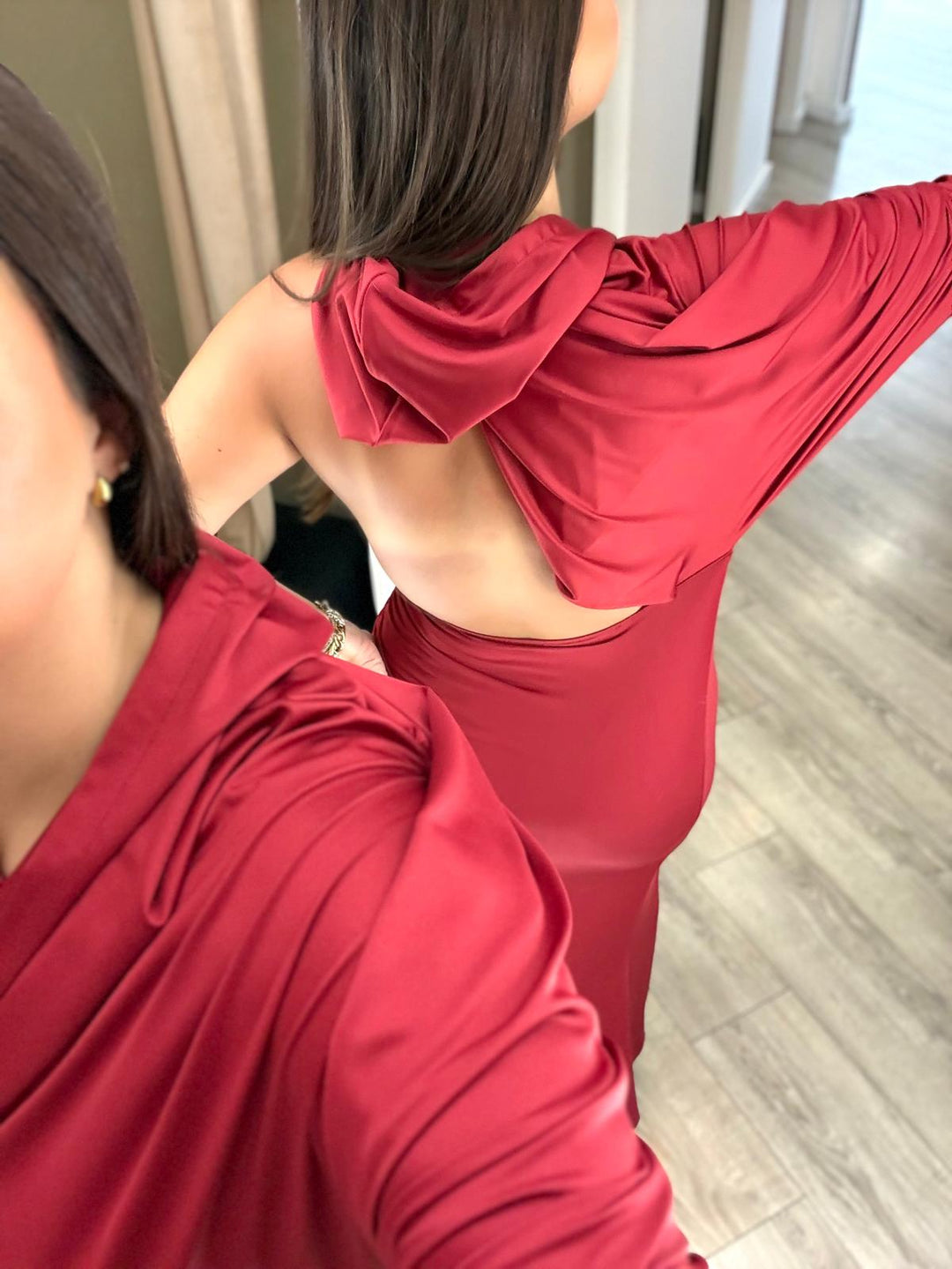 VESTIDO VERMELHO DRAPEADO COM DECOTE DRAPEADO RINASCIMENTO