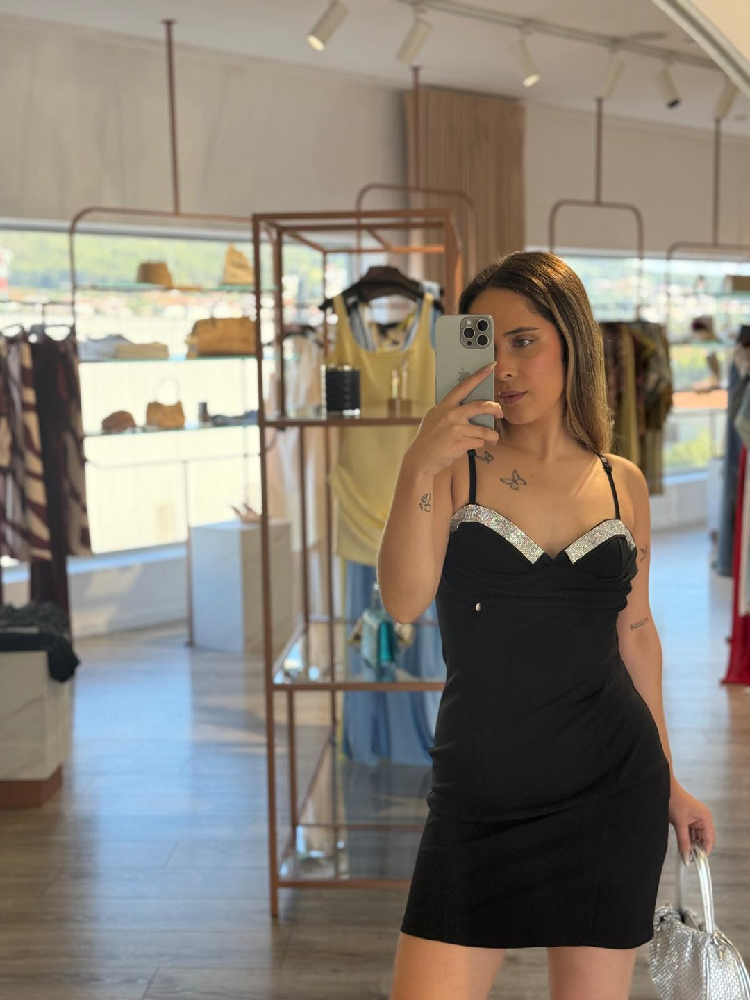 VESTIDO PRETO JUSTO COM DECOTE CAI-CAI E DETALHE BRILHANTE RINASCIMENTO