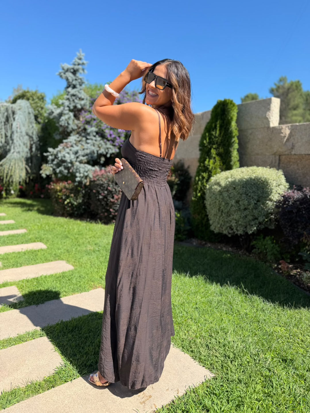 VESTIDO CASTANHO COM APLICAÇÃO DOURADA EM CORAÇÃO PONTO CHIC