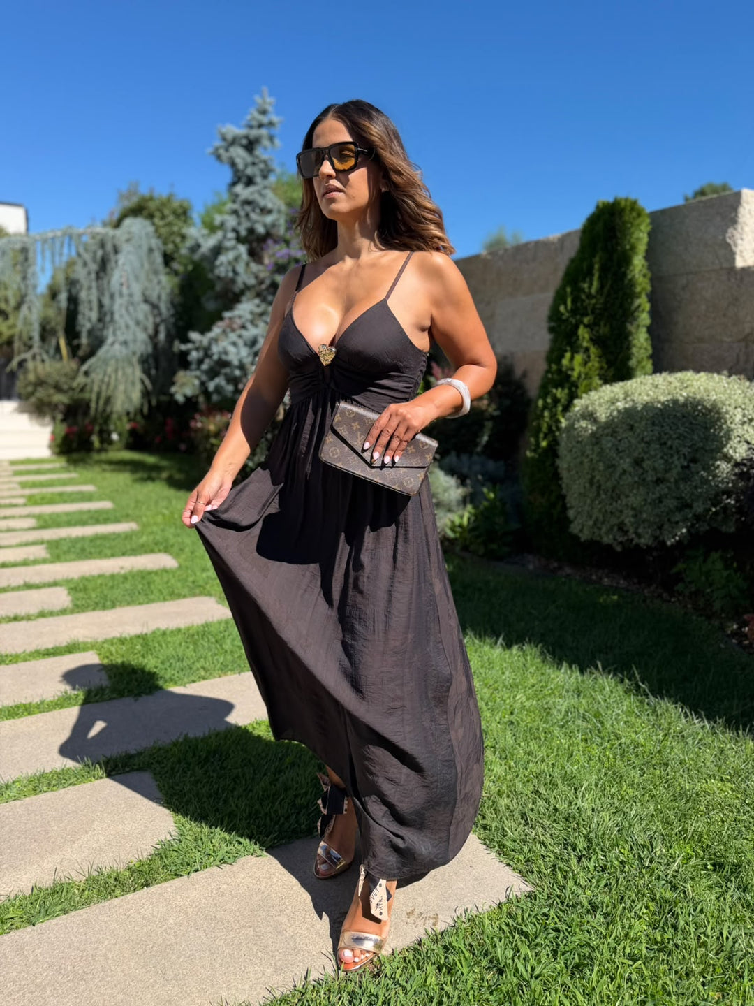 VESTIDO CASTANHO COM APLICAÇÃO DOURADA EM CORAÇÃO PONTO CHIC