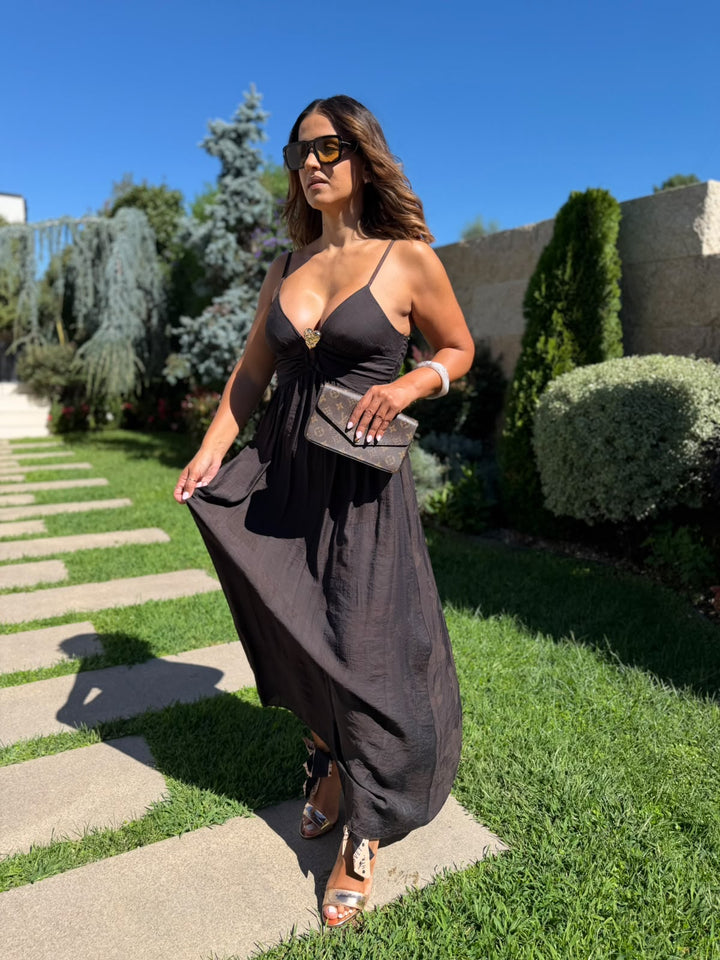 VESTIDO CASTANHO COM APLICAÇÃO DOURADA EM CORAÇÃO PONTO CHIC