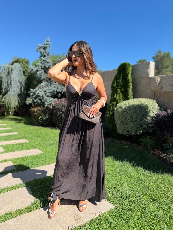 VESTIDO PRETO COM APLICAÇÃO DOURADA EM CORAÇÃO PONTO CHIC