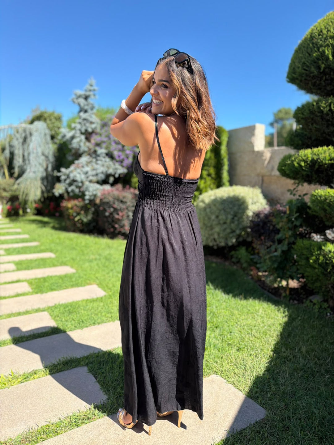 VESTIDO PRETO COM APLICAÇÃO DOURADA EM CORAÇÃO PONTO CHIC