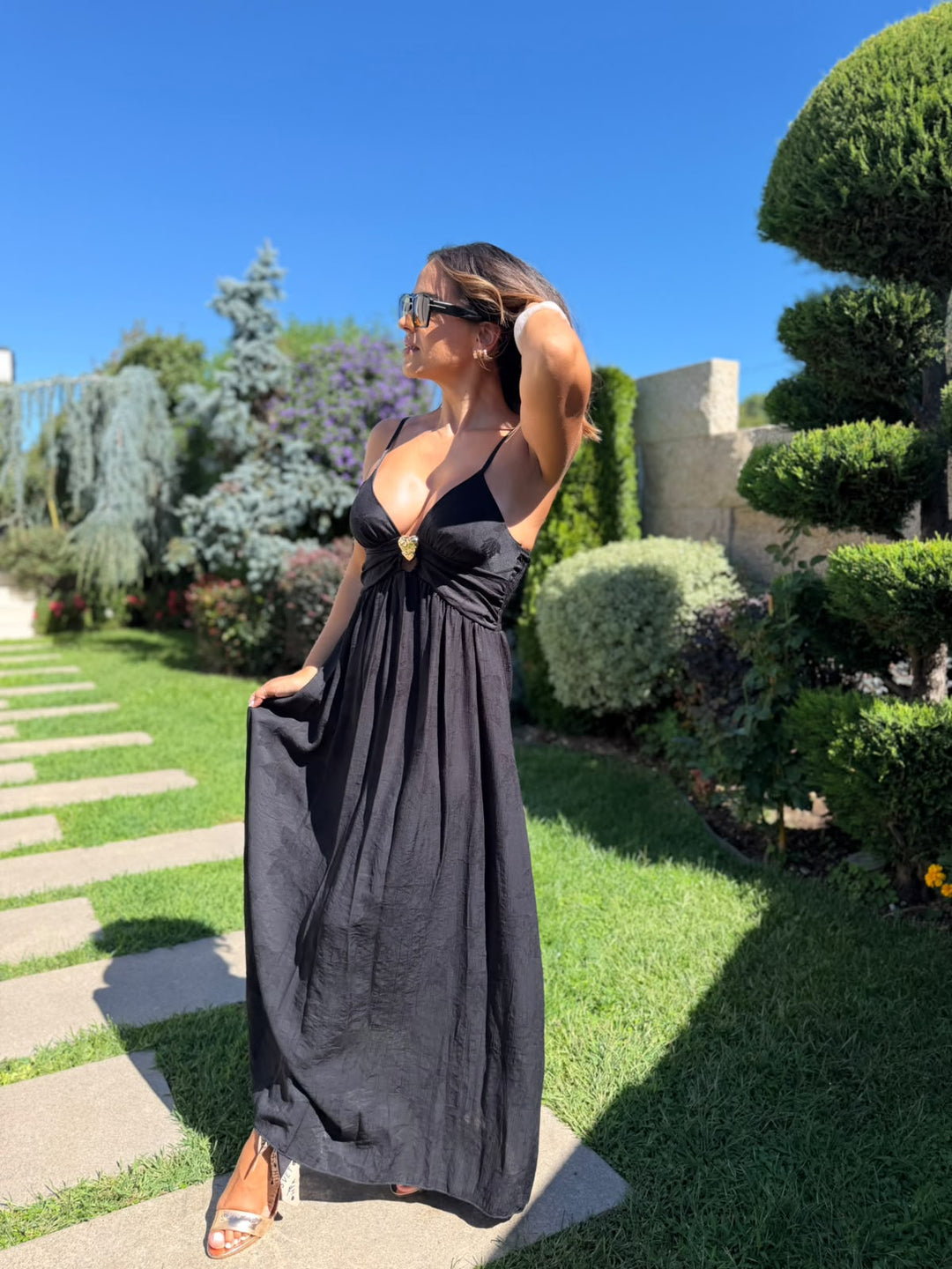 VESTIDO PRETO COM APLICAÇÃO DOURADA EM CORAÇÃO PONTO CHIC