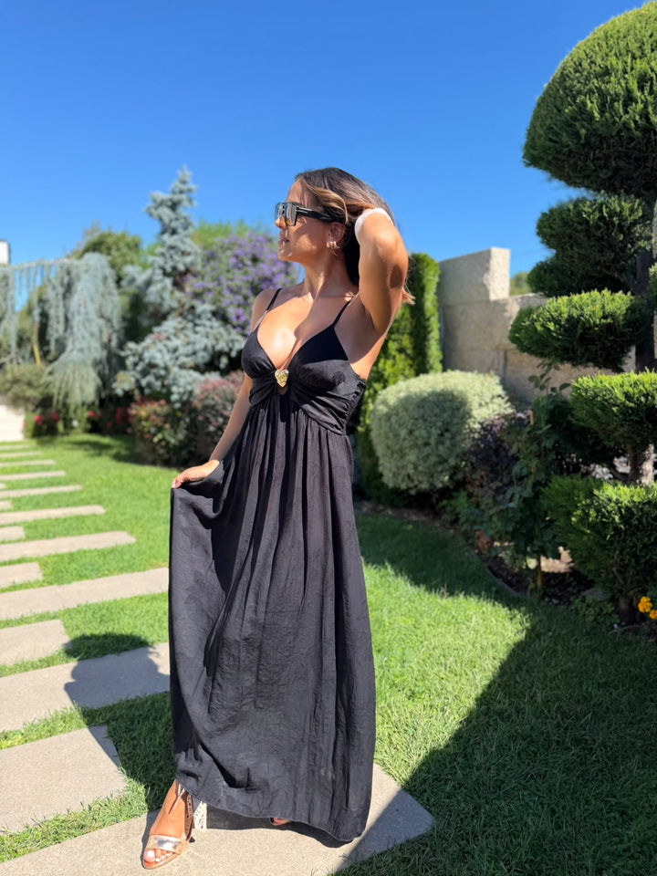 VESTIDO PRETO COM APLICAÇÃO DOURADA EM CORAÇÃO PONTO CHIC