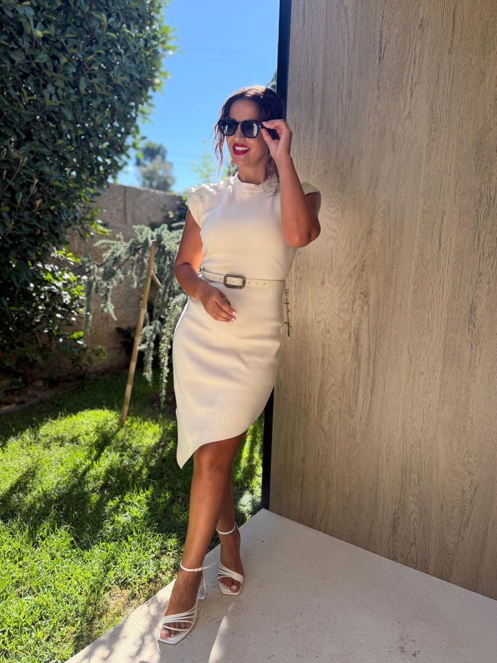 VESTIDO BEGE EM MALHA COM OMBROS EM TECIDO CROCO E CINTO PONTO CHIC