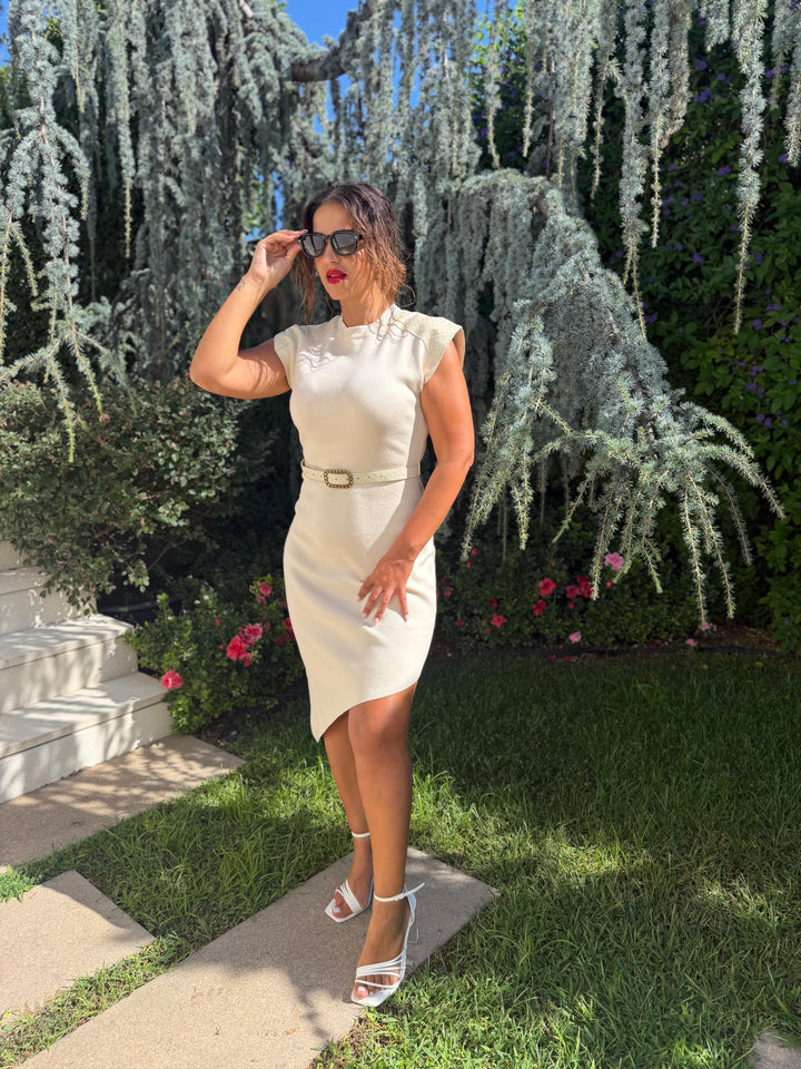 VESTIDO BEGE EM MALHA COM OMBROS EM TECIDO CROCO E CINTO PONTO CHIC