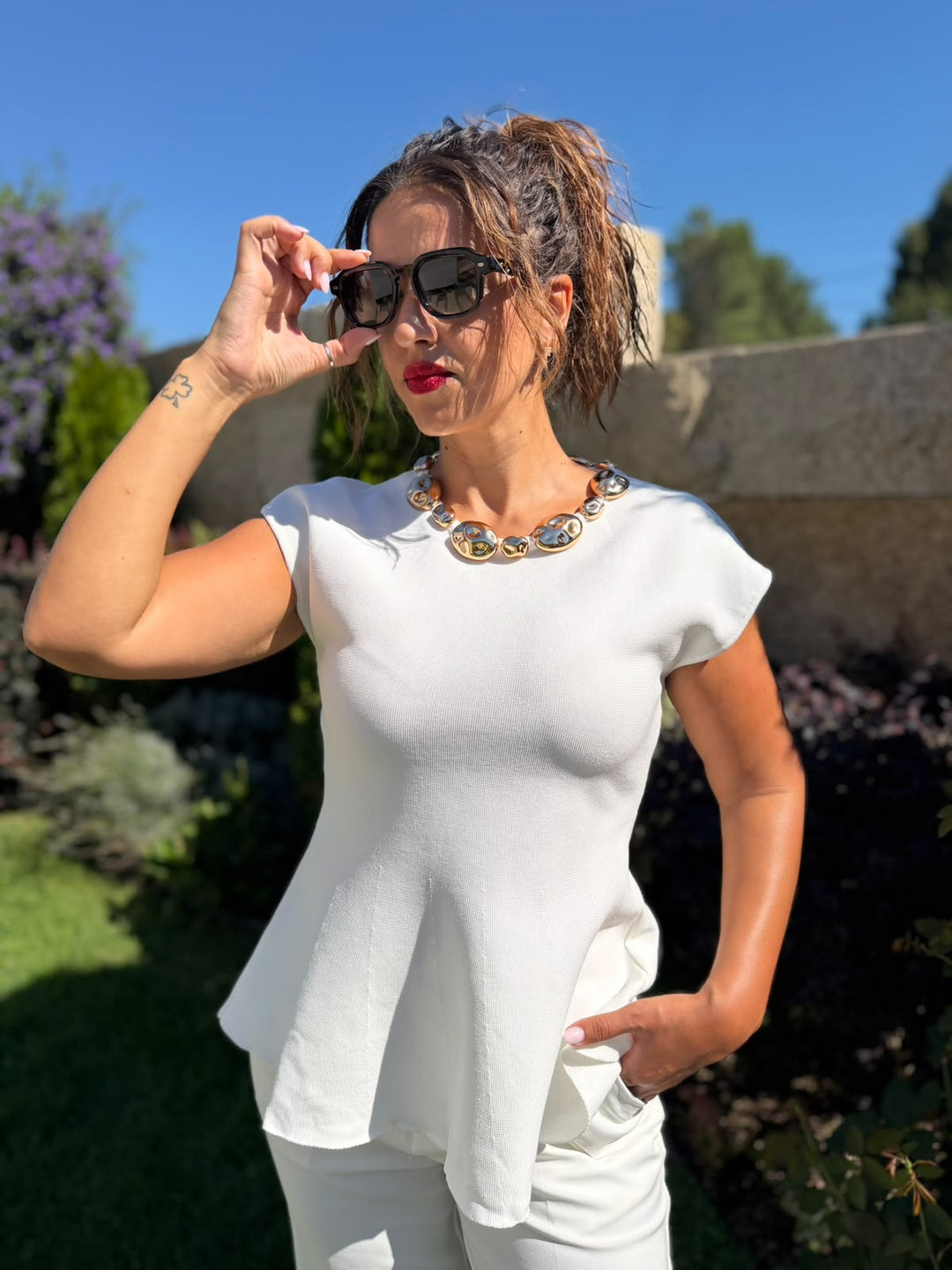 TOP BRANCO PEPLUM COM APLICAÇÕES DOURADAS NO DECOTE PONTO CHIC