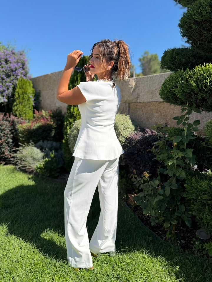 TOP BRANCO PEPLUM COM APLICAÇÕES DOURADAS NO DECOTE PONTO CHIC
