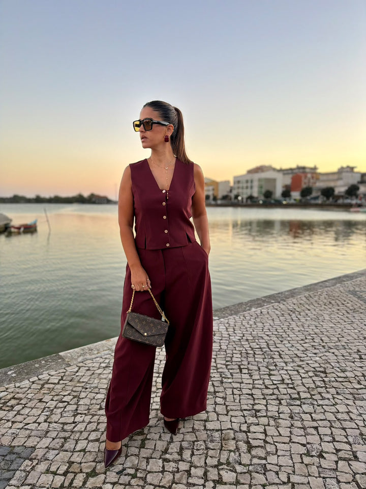 CALÇA BORDEAUX COM VINCO FRONTAL FERRACHE