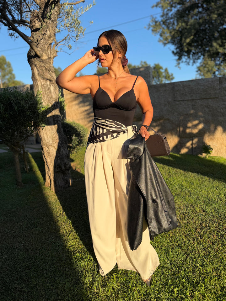 TOP PRETO COM COPAS E ALÇAS FINAS PONTO CHIC