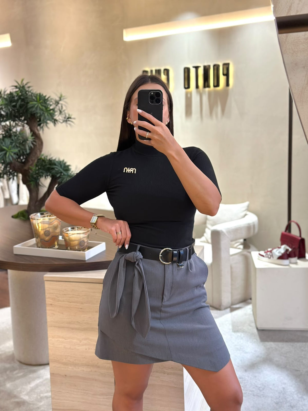 CAMISOLA PRETA CANELADA DE MANGA CURTA PONTO CHIC