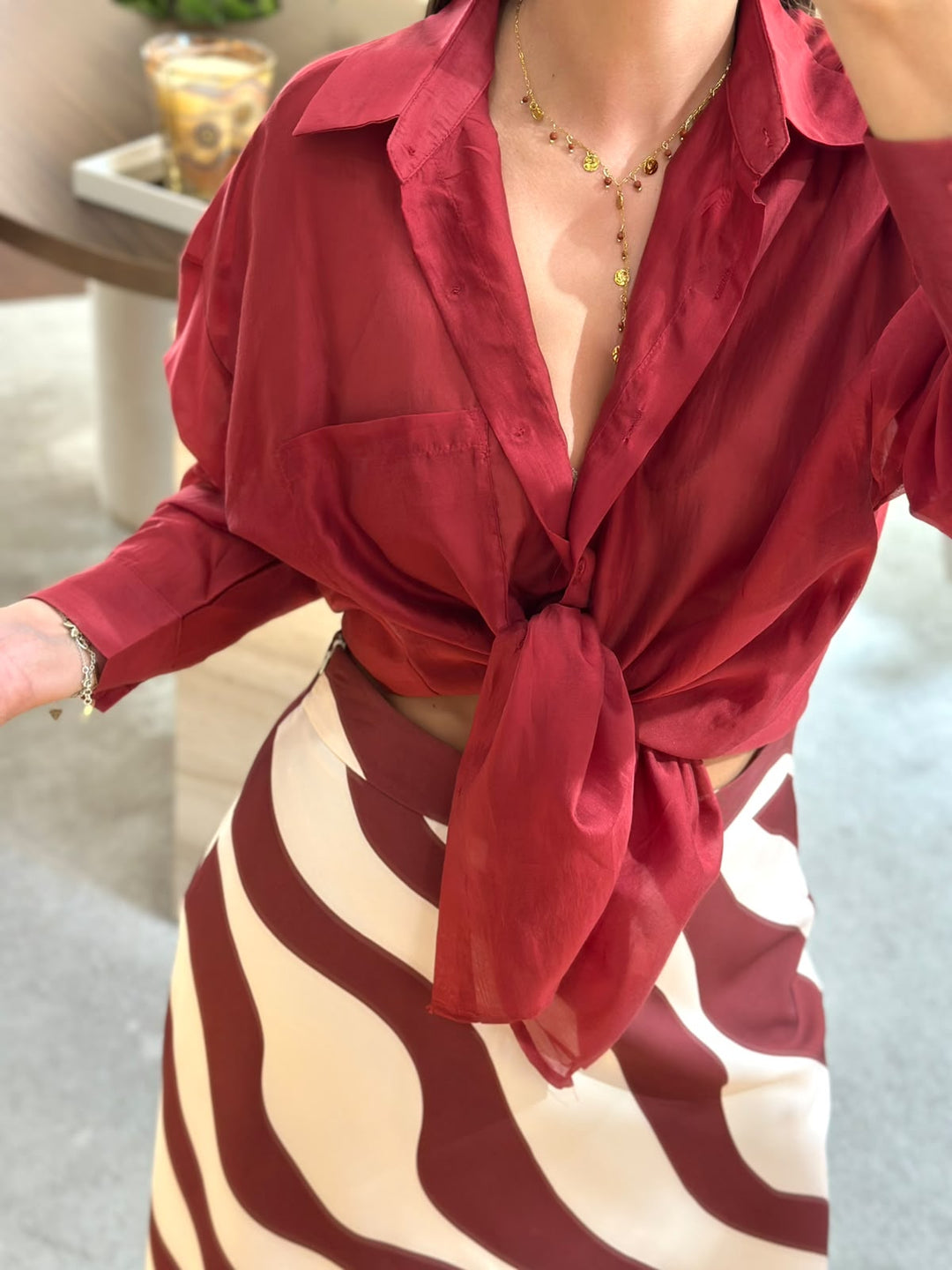 CAMISA VERMELHA FLUIDA COM BOLSO FRONTAL PONTO CHIC