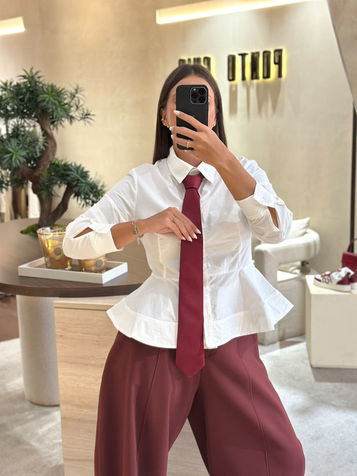 CAMISA BRANCA ACINTURADA COM EFEITO EVASÉ PONTO CHIC