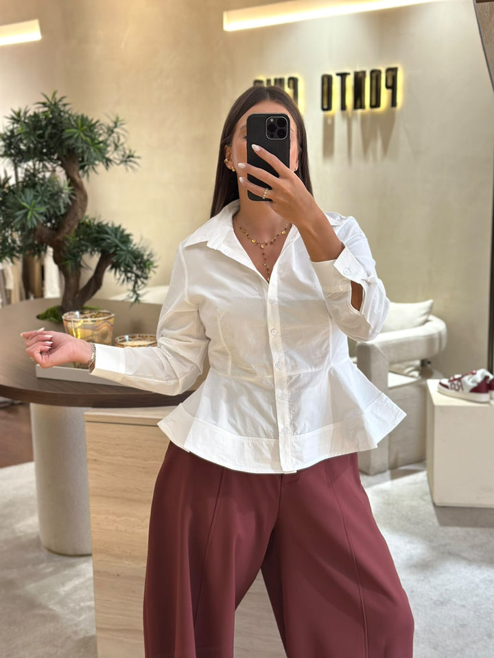 CAMISA BRANCA ACINTURADA COM EFEITO EVASÉ PONTO CHIC