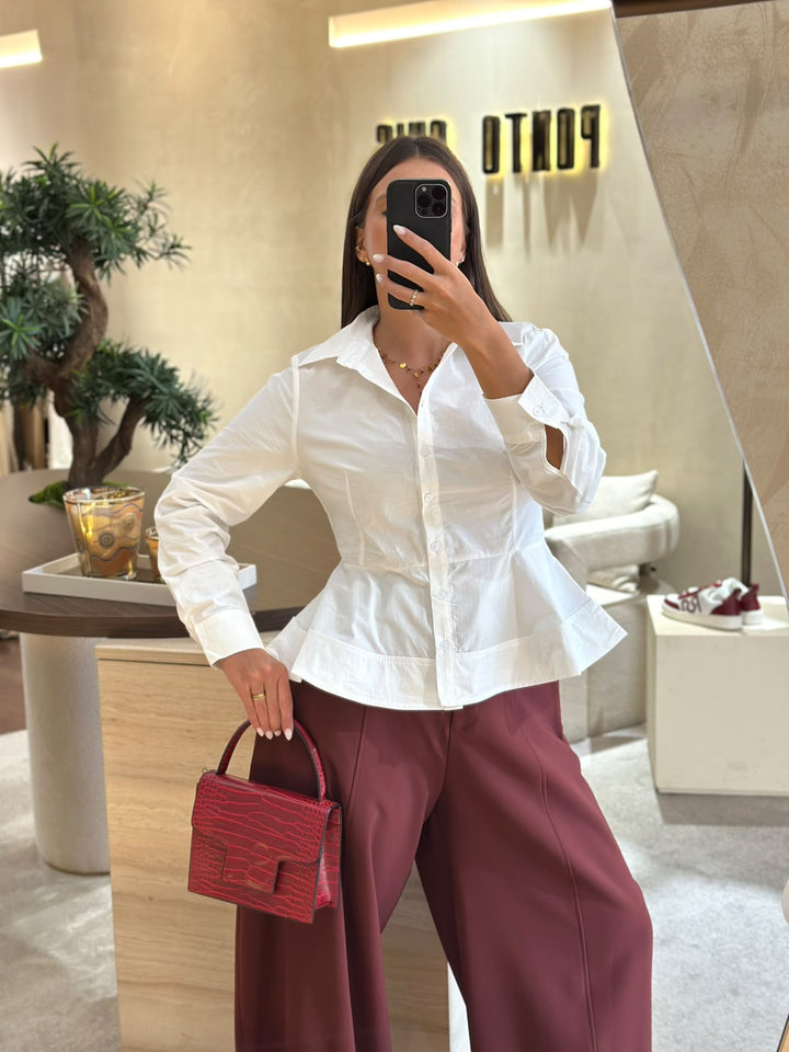 CAMISA BRANCA ACINTURADA COM EFEITO EVASÉ PONTO CHIC