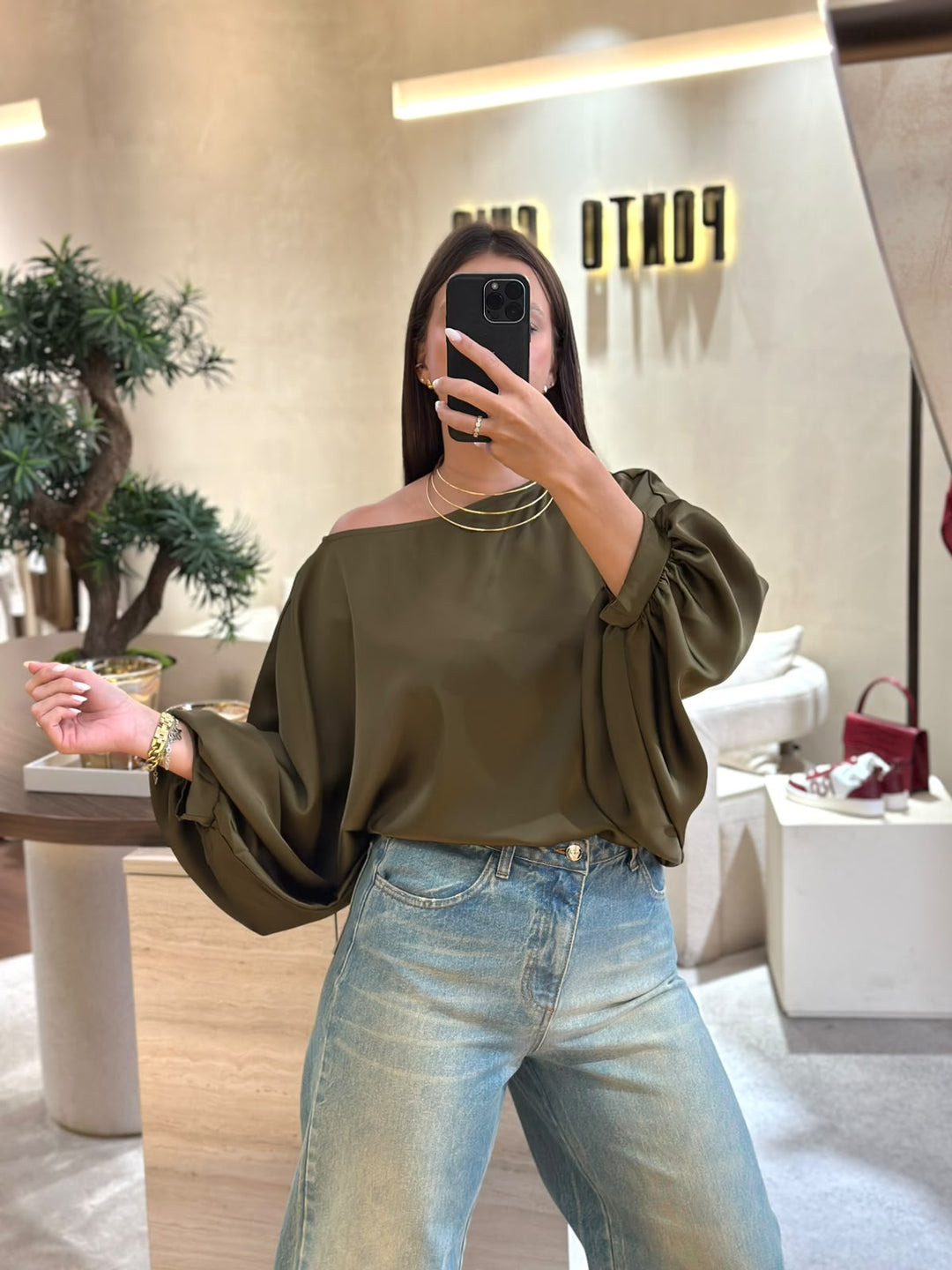 BLUSA KAKI ACETINADA COM MANGAS AMPLAS PONTO CHIC