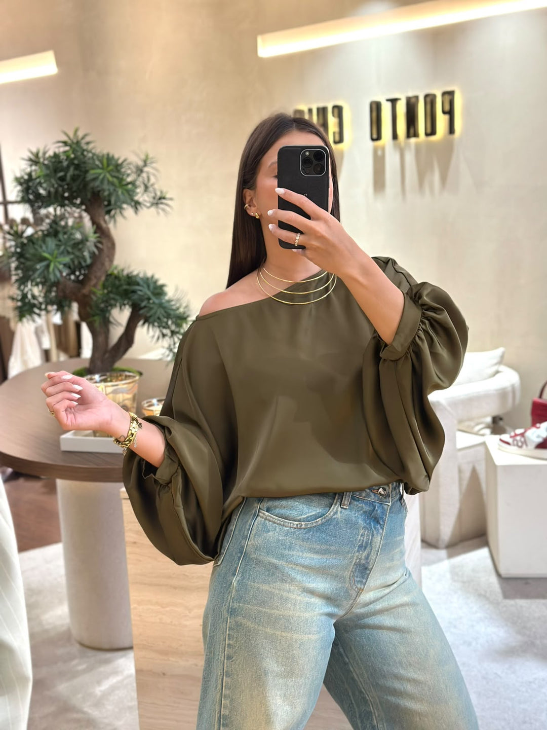 BLUSA KAKI ACETINADA COM MANGAS AMPLAS PONTO CHIC