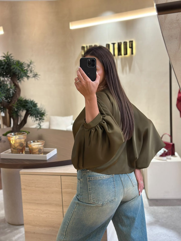 BLUSA KAKI ACETINADA COM MANGAS AMPLAS PONTO CHIC