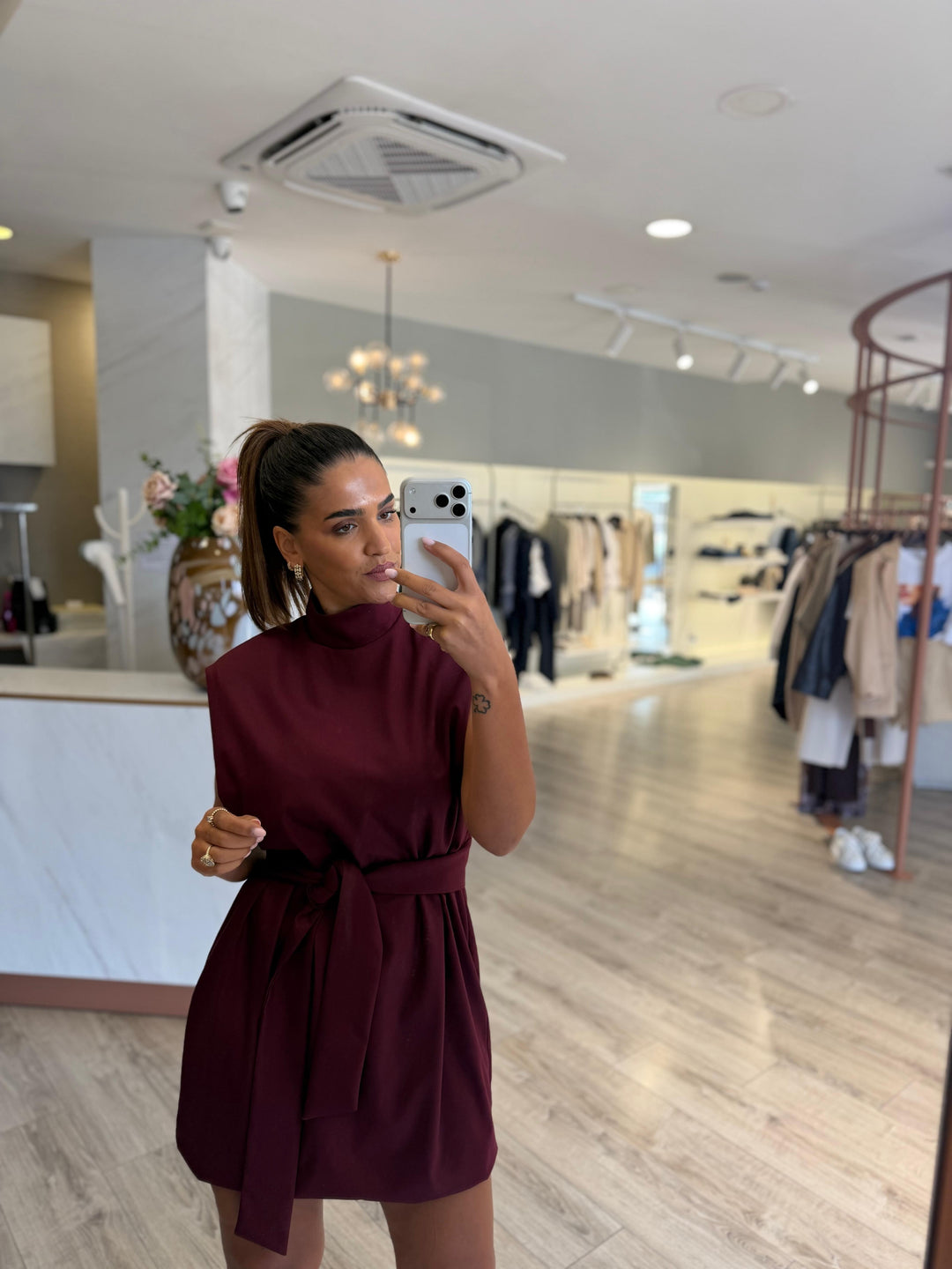 VESTIDO BORDÔ COM CINTO PONTO CHIC