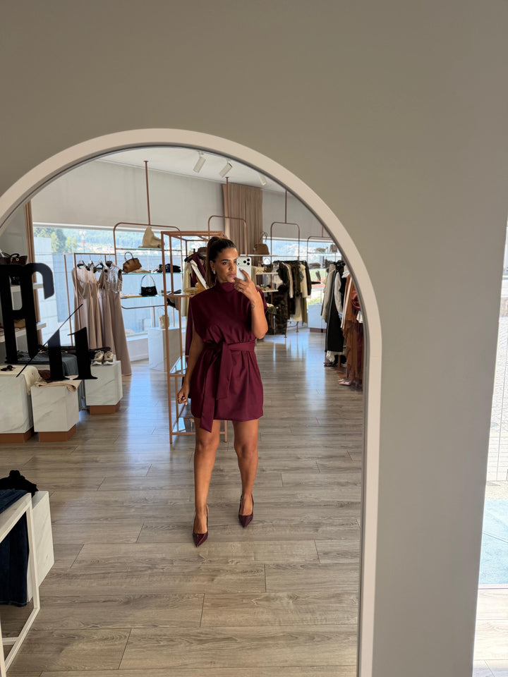 VESTIDO BORDÔ COM CINTO PONTO CHIC
