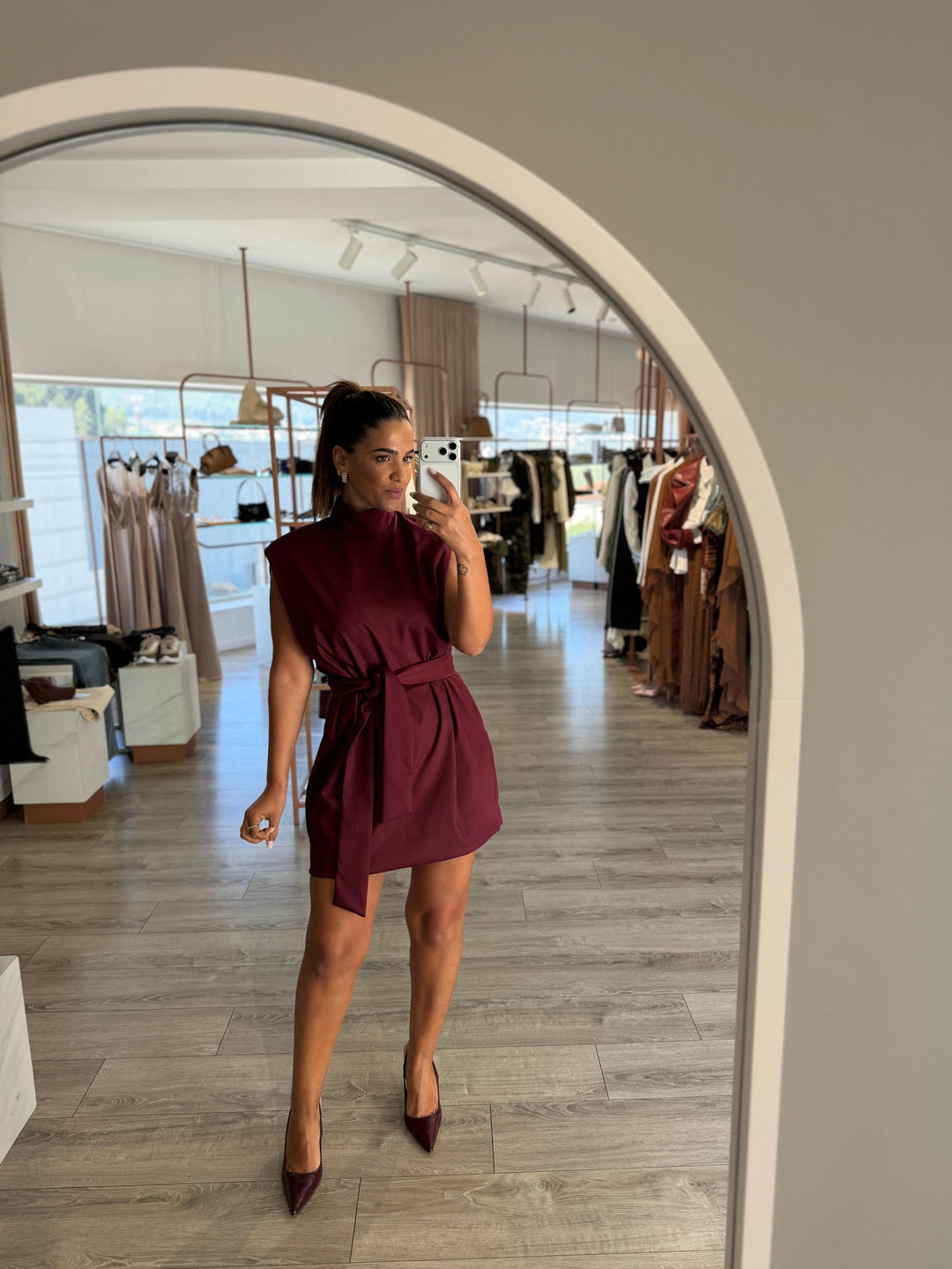 VESTIDO BORDÔ COM CINTO PONTO CHIC