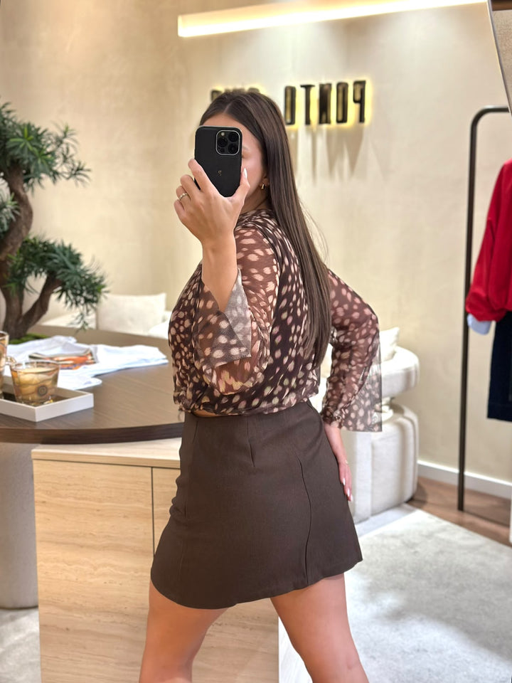 CAMISOLA CASTANHA ESTAMPADA EM TULE COM DRAPEADO PONTO CHIC