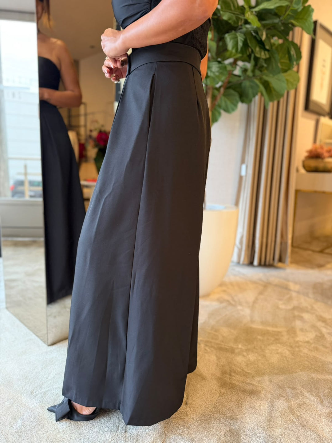 CALÇAS PRETAS WIDE LEG COM PREGAS E CINTURA AJUSTÁVEL PONTO CHIC