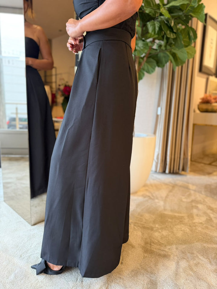 CALÇAS PRETAS WIDE LEG COM PREGAS E CINTURA AJUSTÁVEL PONTO CHIC