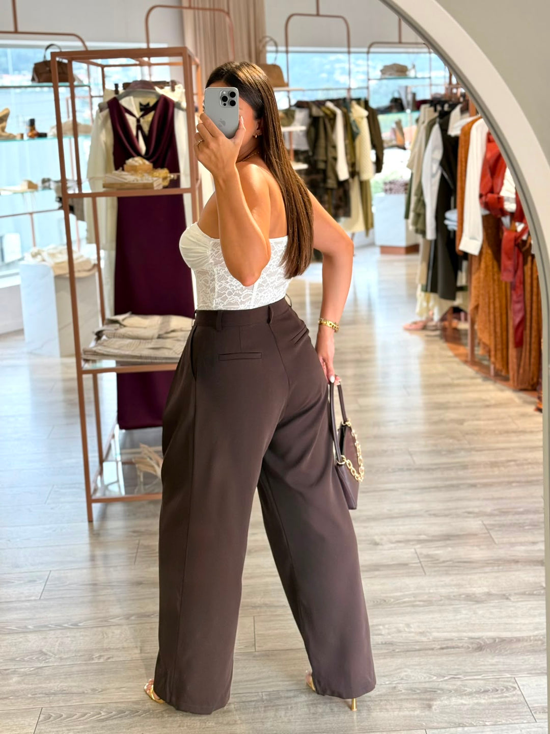 CALÇAS CASTANHAS WIDE LEG COM PREGAS PONTO CHIC