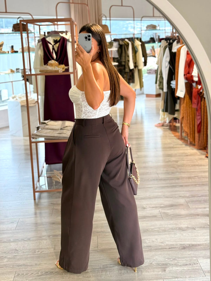 CALÇAS CASTANHAS WIDE LEG COM PREGAS PONTO CHIC