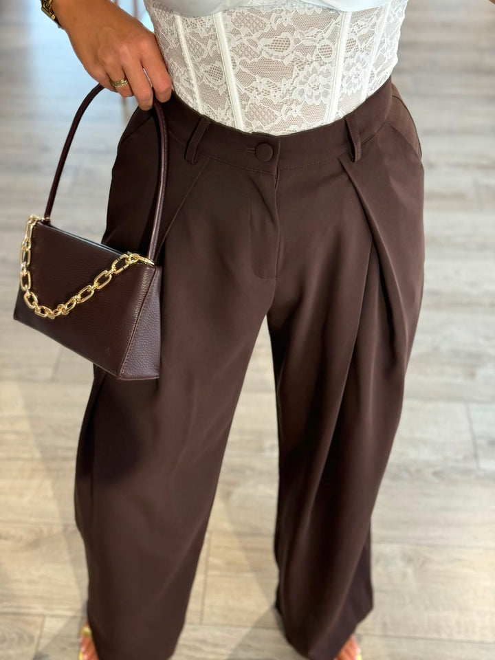 CALÇAS CASTANHAS WIDE LEG COM PREGAS PONTO CHIC