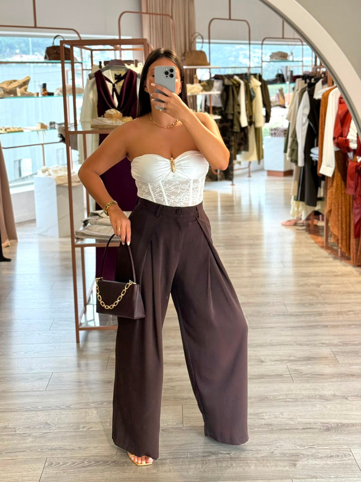 CORPETE BRANCO CAI-CAI EM RENDA COM COPAS E PORMENOR DOURADO PONTO CHIC