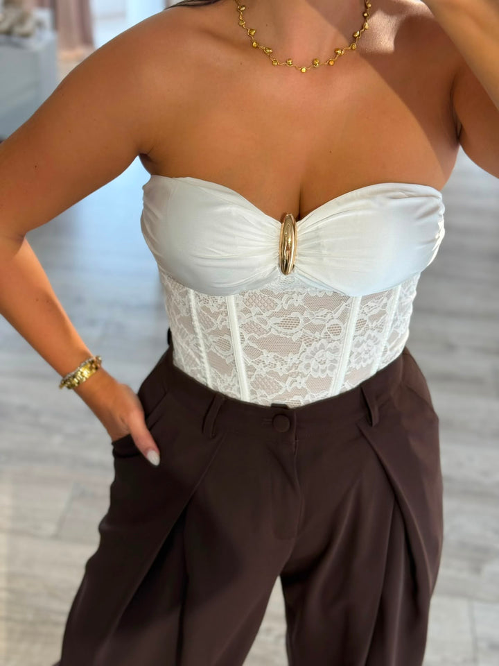 CORPETE BRANCO CAI-CAI EM RENDA COM COPAS E PORMENOR DOURADO PONTO CHIC