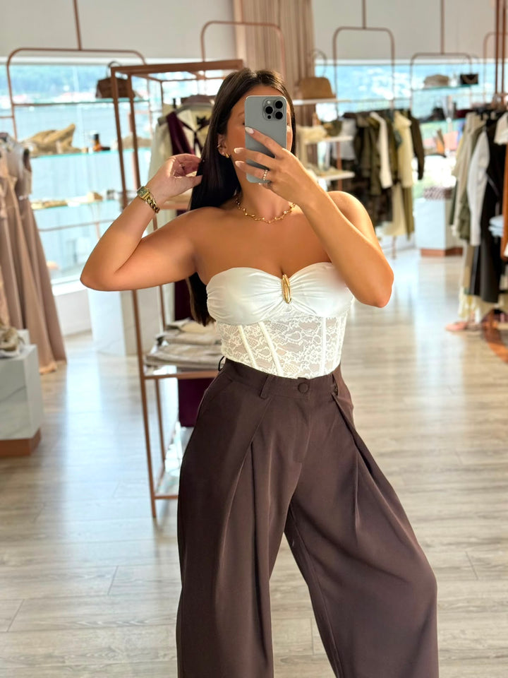 CORPETE BRANCO CAI-CAI EM RENDA COM COPAS E PORMENOR DOURADO PONTO CHIC