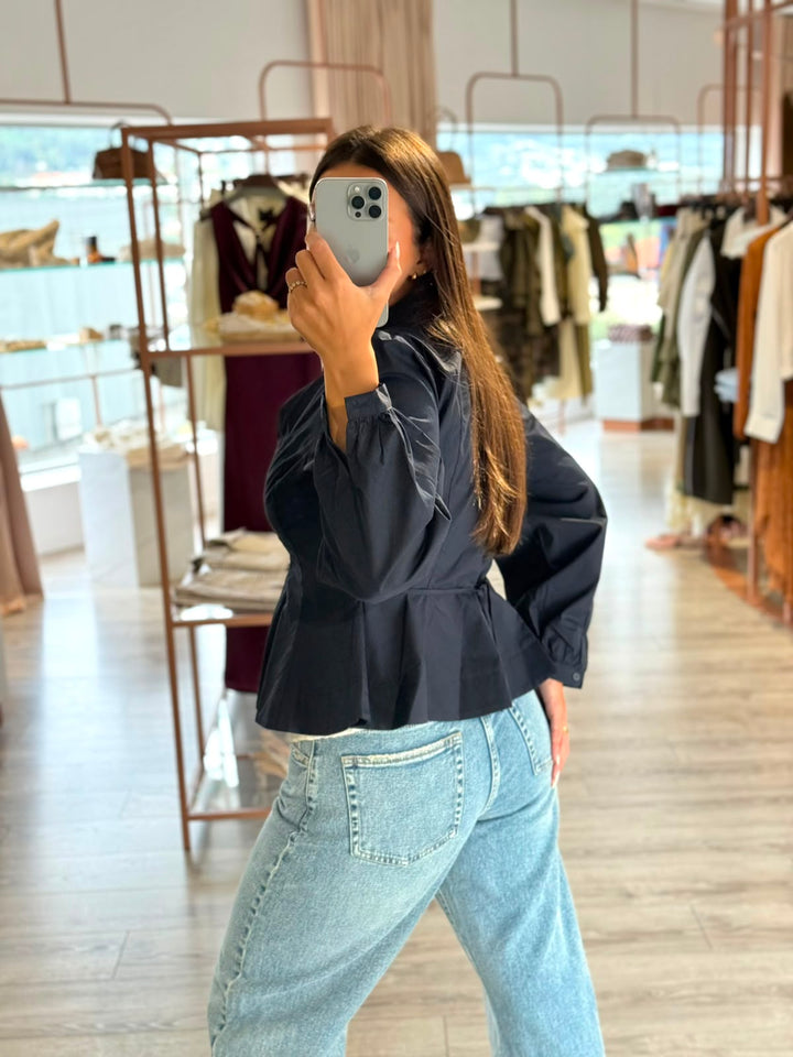 BLUSA AZUL MARINHO ESTRUTURADA COM FECHO E AJUSTE NAS COSTAS PONTO CHIC