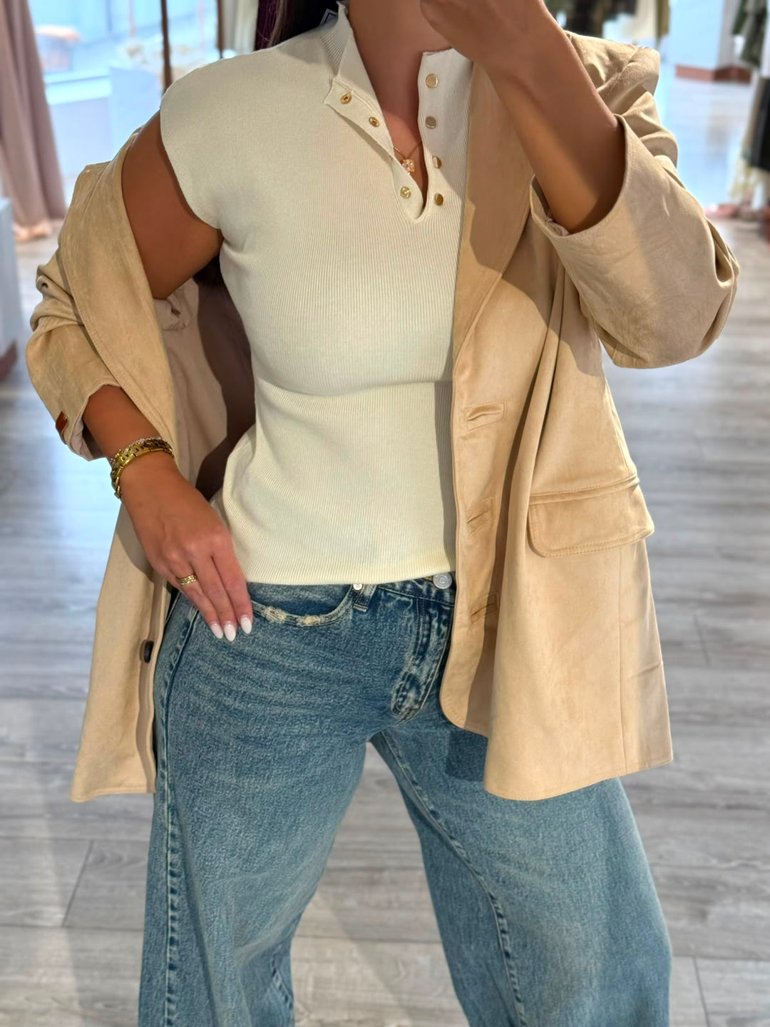 CAMISOLA CRU SEM MANGAS COM BOTÕES DOURADOS PONTO CHIC
