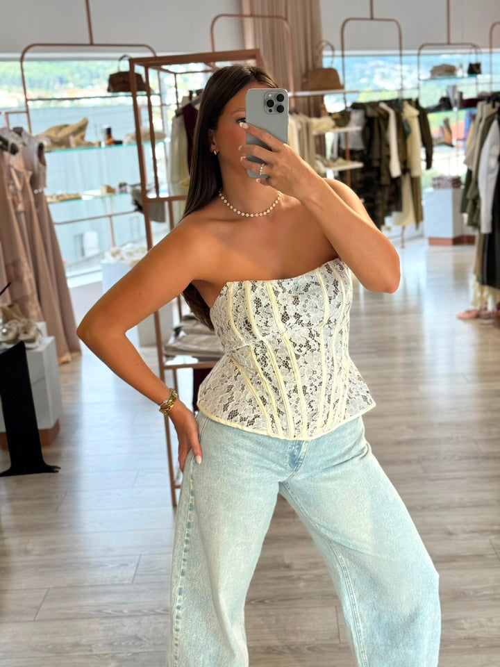 CORPETE CREME EM RENDA COM ATILHOS NAS COSTAS PONTO CHIC