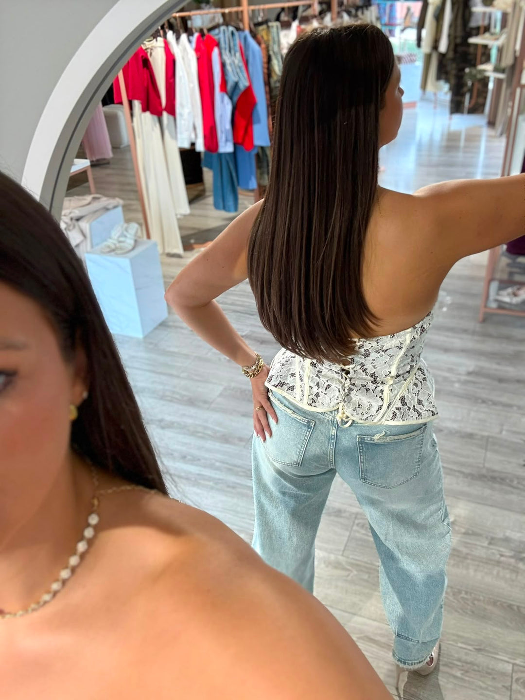 CORPETE CREME EM RENDA COM ATILHOS NAS COSTAS PONTO CHIC