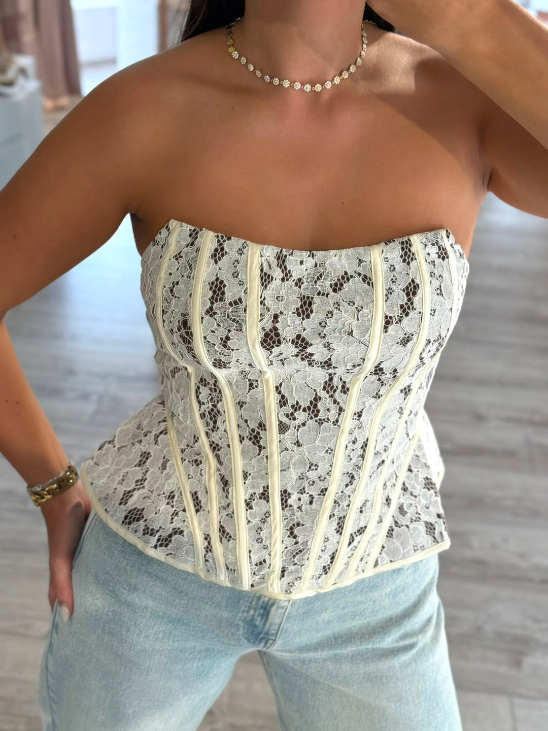 CORPETE CREME EM RENDA COM ATILHOS NAS COSTAS PONTO CHIC