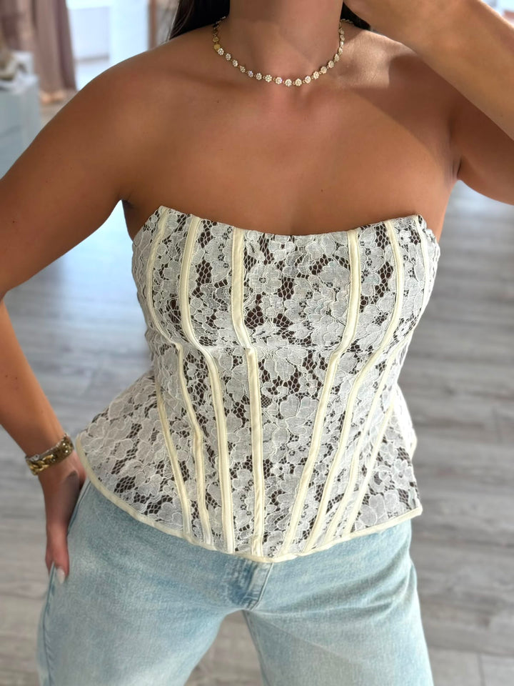 CORPETE CREME EM RENDA COM ATILHOS NAS COSTAS PONTO CHIC
